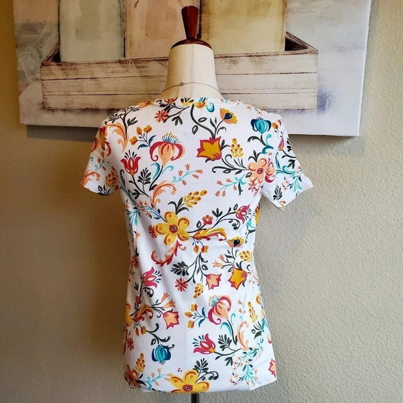CROFT & BARROW | Essential V-Neck T-Shirt in White Floral sz S - Picture 4 of 8